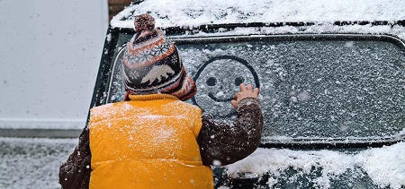 جلوگیری از یخ زدن شیشه خودرو در سرما,چگونه در هوای سرد از یخ زدگی شیشه های خودرو جلوگیری کنیم؟,استفاده از آب ولرم در برطرف کردن یخ زدگی شیشه,رفع مشکل یخ بستن شیشه ها, جلوگیری از یخ زدگی شیشه های خودرو, اسپری ضد بخار و یخ زدگی شیشه خودرو,یخ زدن شیشه خودرو,شیشه ماشین,فصل سرما و یخ زدن شیشه خودرو,برف و سرما و تاثیر در شیشه ماشین,ماشین,خودرو,